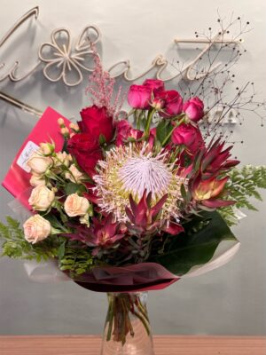 Protea con Rosas